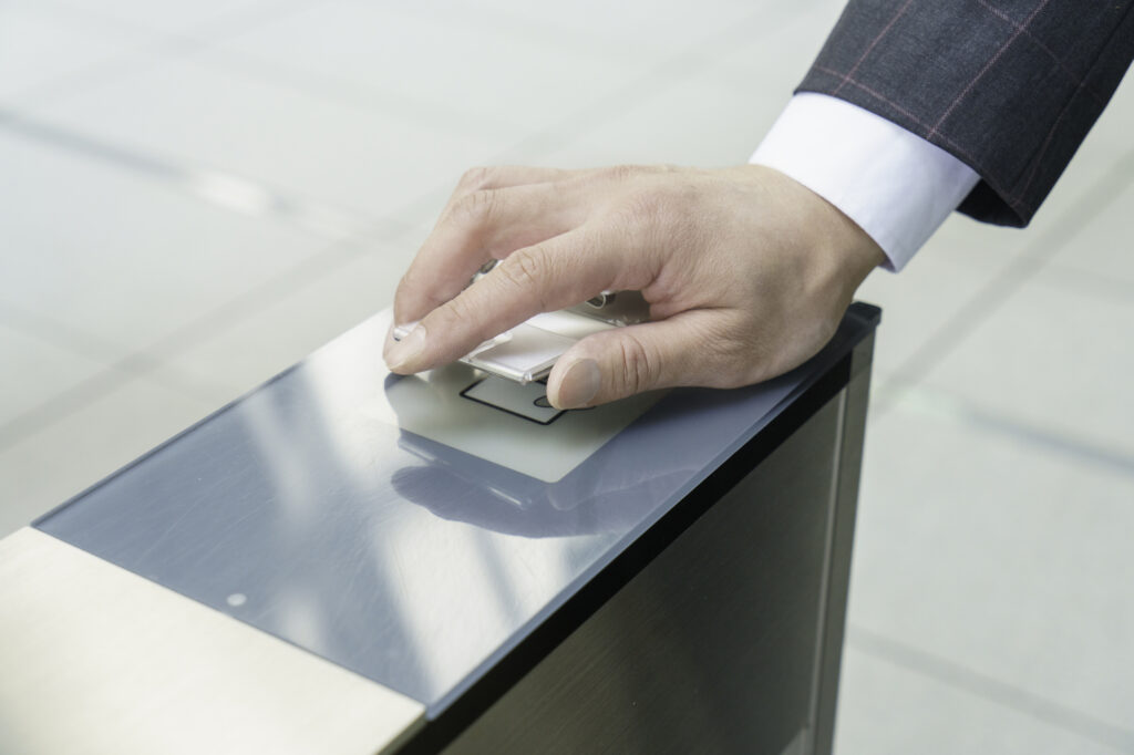 ノンストップで入退場時の渋滞を解消 RFID入退管理システム「すいすい入退＋」